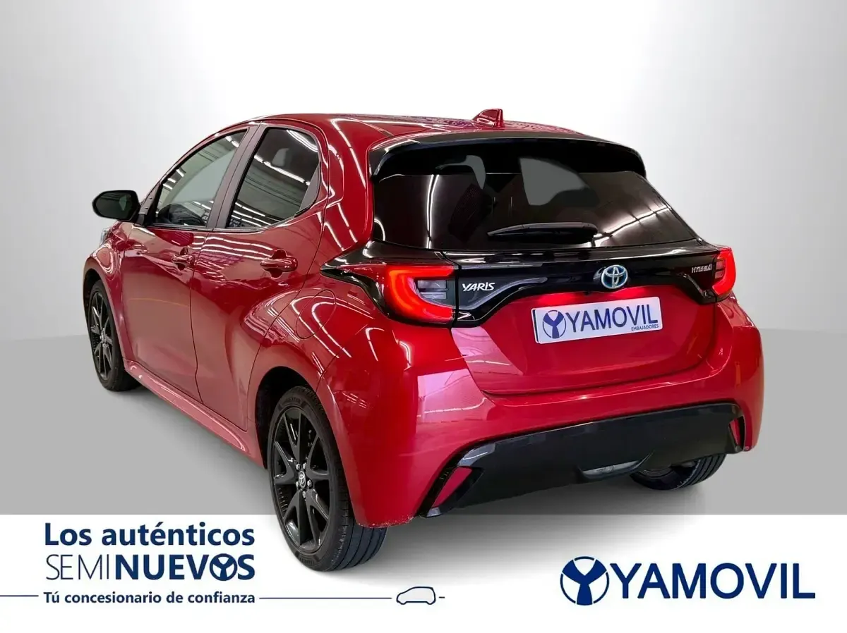 Usado Toyota Yaris Plus 116 CV (85 kW) 2023 Rojo Utilitario