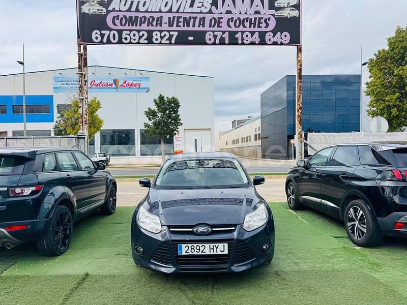 Usado Ford Focus Trend 116 CV (85 kW) 2014 Gris / plata Berlina