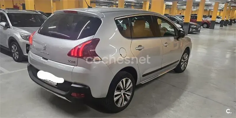 Usado Peugeot 3008 Style 120 CV (88 kW) 2015 Gris / plata Familiar