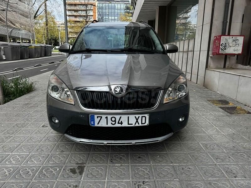 Usado Skoda Roomster Elegance 90 HP (66 kW) 2013 Bege Monovolume