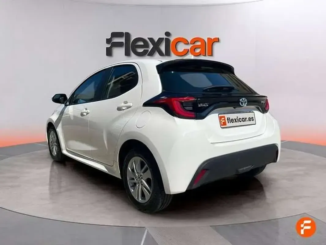 Usado Toyota Yaris Hybrid Active 116 CV (85 kW) 2022 Blanco Utilitario