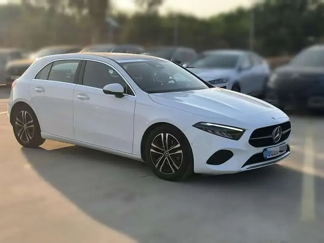 Usado Mercedes A180 136 CV (100 kW) 2025 Blanco Berlina