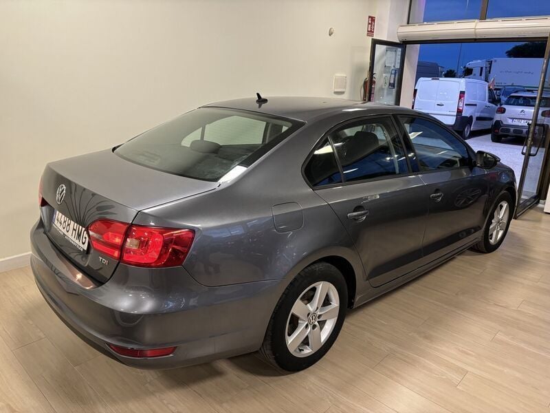 Usado VW Jetta Advance 105 CV (77 kW) 2012 Gris Berlina