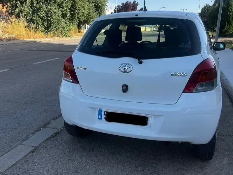 Usado Toyota Yaris Active 69 CV (50 kW) 2009 Blanco Utilitario