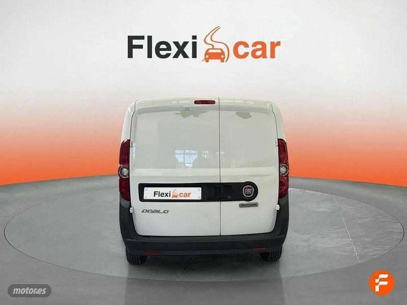 Usado Fiat Doblò Easy 105 CV (77 kW) 2023 Blanco Monovolumen