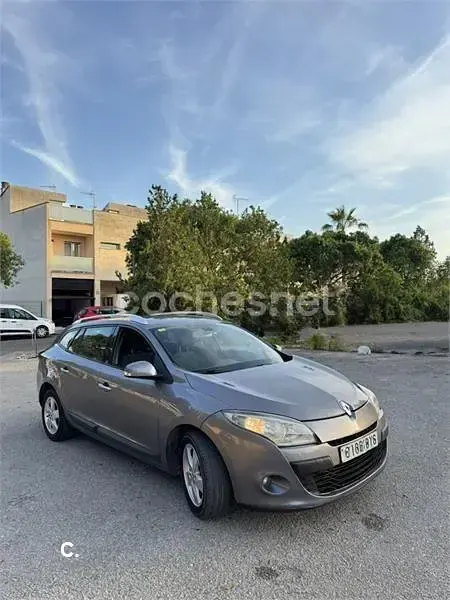 Usado Renault Mégane GrandTour Dynamique 105 CV (77 kW) 2010 Gris / plata Familiar