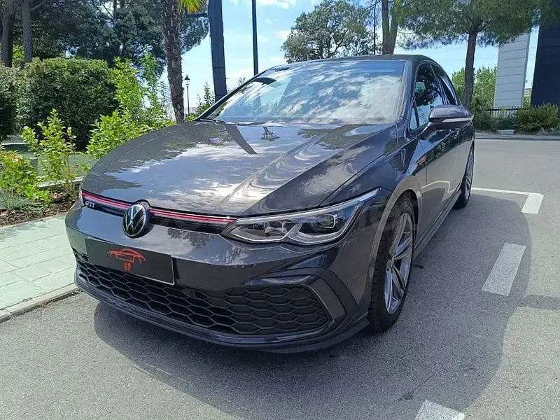 Usado VW Golf VIII GTI 245 CV (180 kW) 2024 Gris / plata Berlina