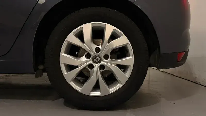 Usado Renault Mégane II Intens 115 CV (84 kW) 2022 Gris Berlina