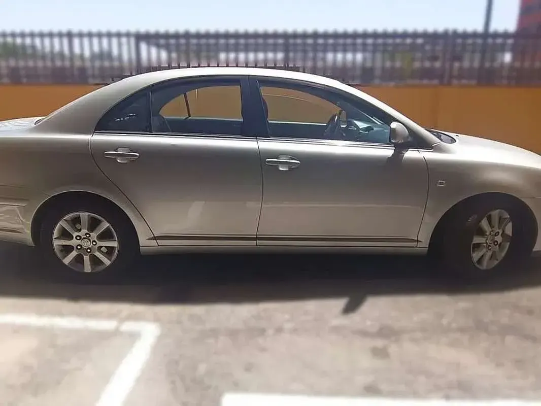 Usado Toyota Avensis Executive 150 CV (110 kW) 2006 Gris Berlina