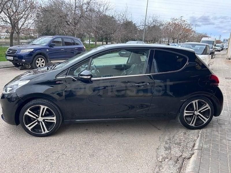Usado Peugeot 208 GT-line 120 CV (88 kW) 2017 Negro Utilitario