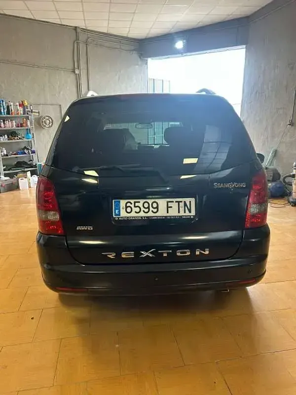 Usado SsangYong Rexton 165 CV (121 kW) 2006 Negro SUV