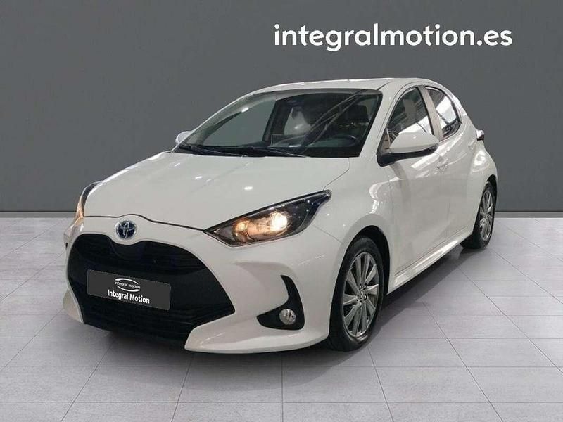 Blanco Usado 2023 Toyota Yaris Hybrid Active Utilitario | 19.900 € (Precio justo) - Imagen 1/4