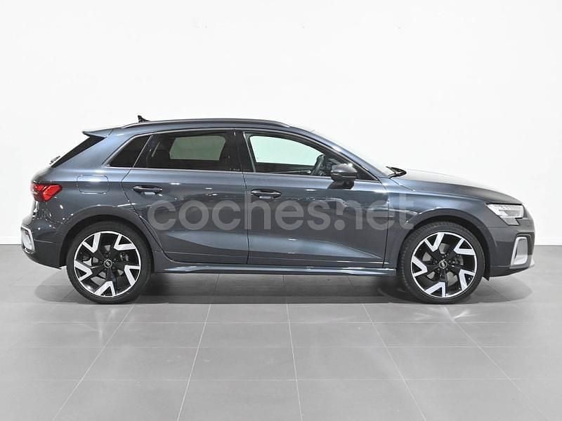 Usado Audi A3 Ambiente 150 CV (110 kW) 2025 Gris / plata Berlina