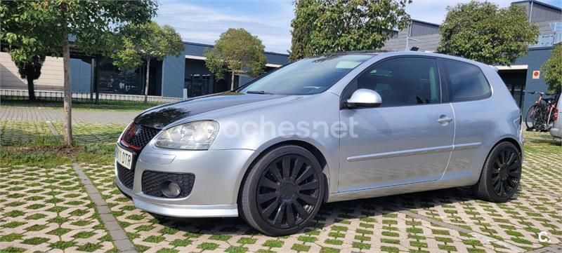 Gris / plata Usado 2006 VW Golf V Highline Berlina | 4999 € (Buen precio) - Imagen 1/4