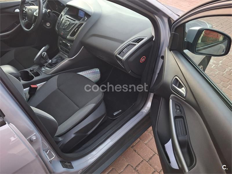 Usado Ford Focus Trend 115 CV (84 kW) 2011 Gris / plata Berlina