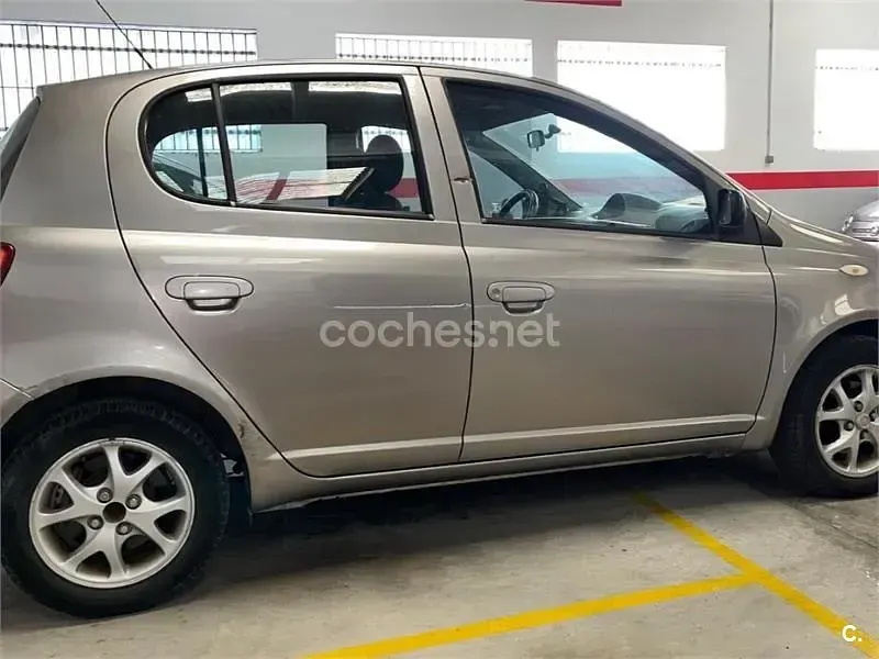 Usado Toyota Yaris Luna 75 CV (55 kW) 2003 Gris / plata Berlina
