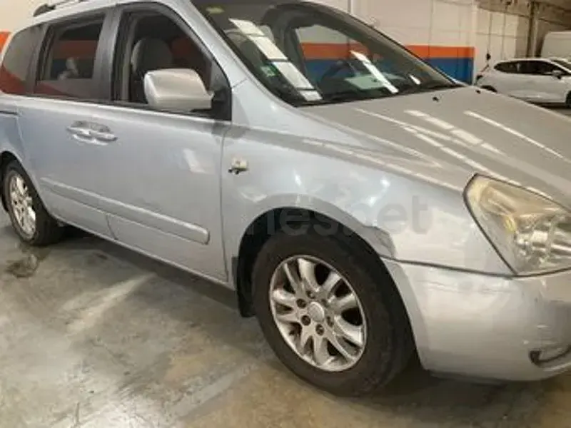 Usado Kia Carnival 185 CV (136 kW) 2007 Gris / plata Monovolumen