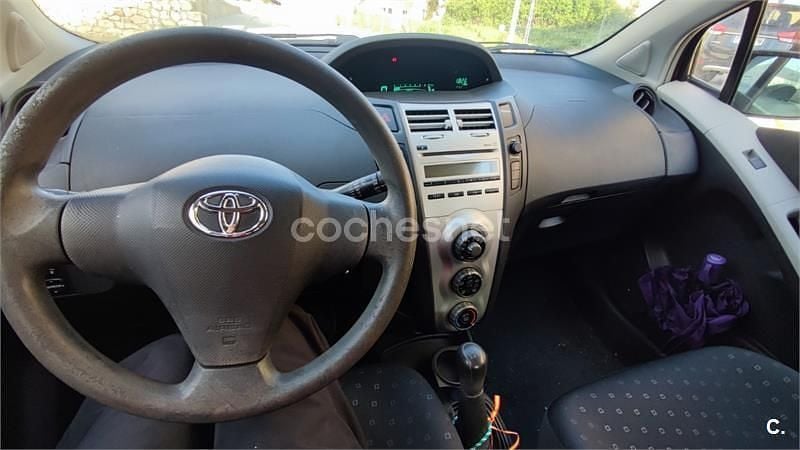 Usado Toyota Yaris Active 90 CV (66 kW) 2008 Rojo Berlina