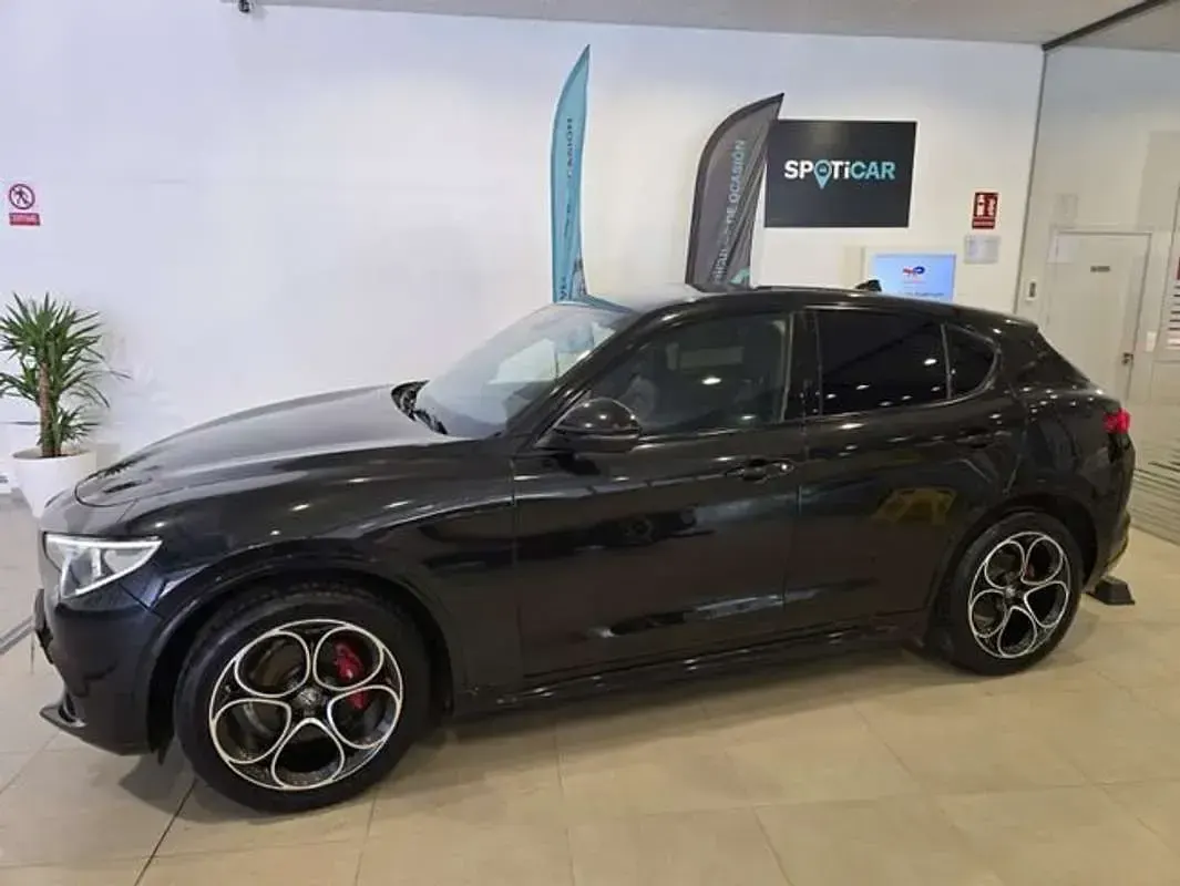Usado Alfa Romeo Stelvio 209 CV (153 kW) 2021 Negro SUV