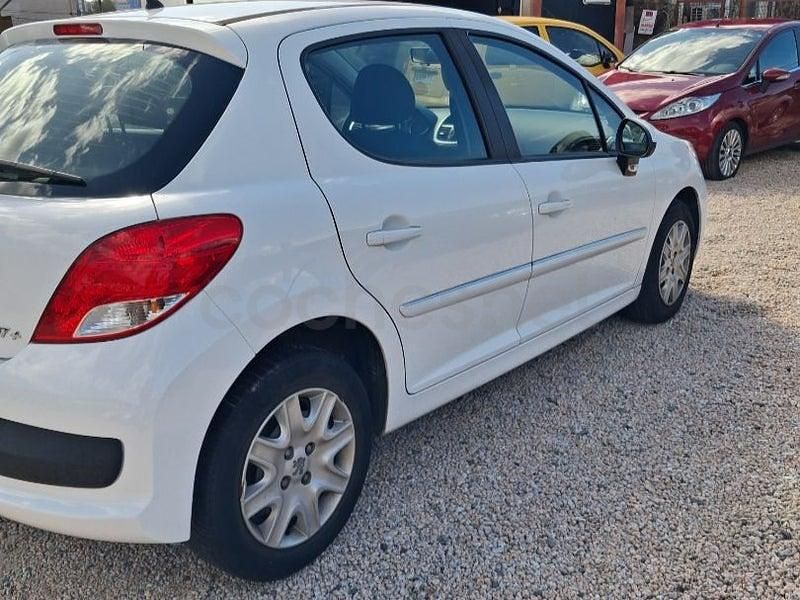 Usado Peugeot 207 68 CV (50 kW) 2013 Blanco Berlina