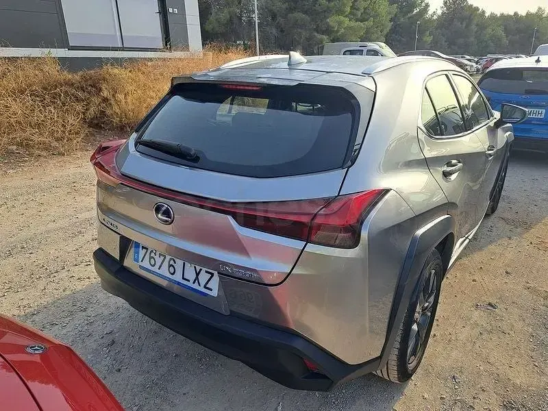 Usado Lexus UX Business Edition 184 CV (135 kW) 2022 Gris / plata SUV