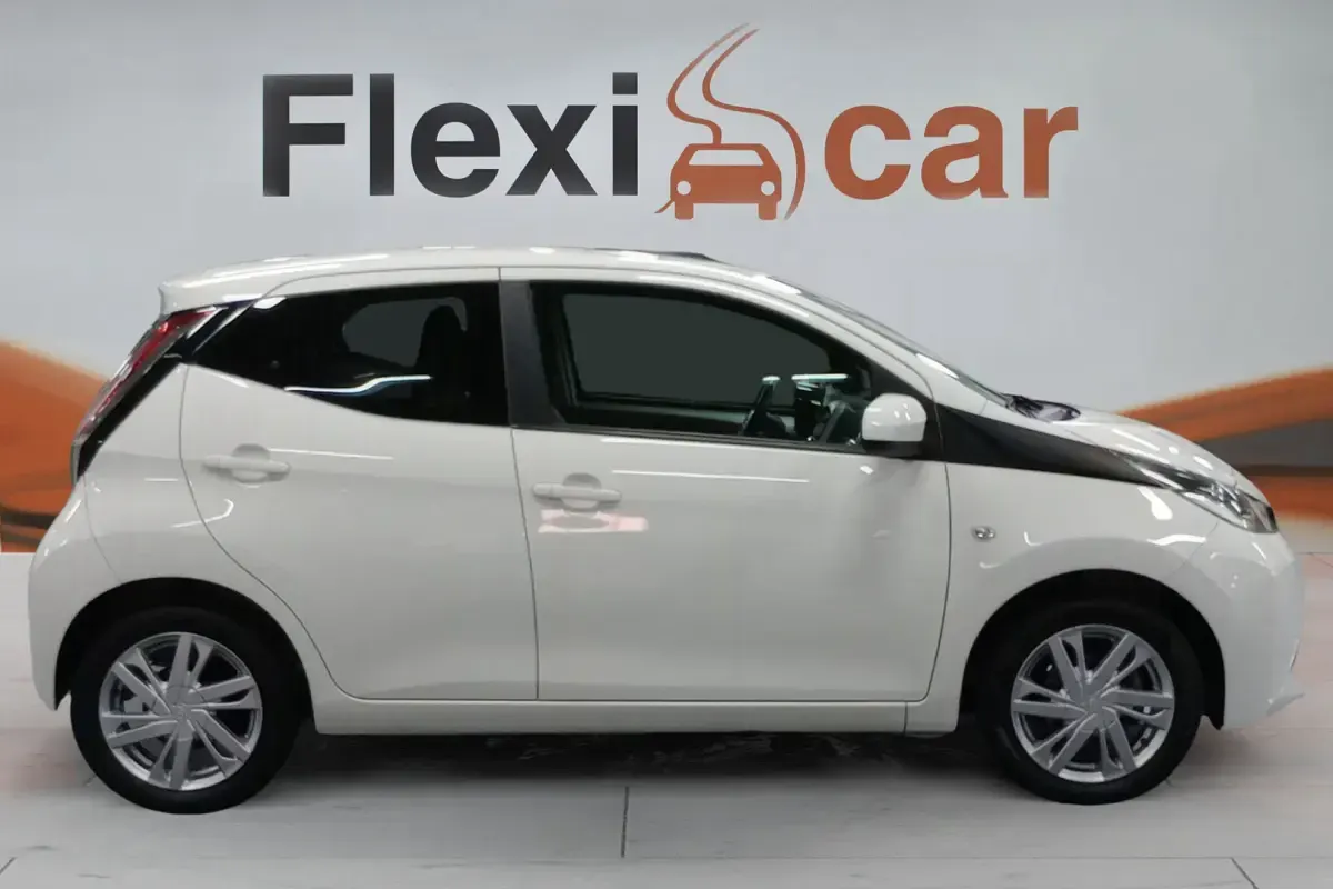 Usado Toyota Aygo X-cite 69 CV (50 kW) 2018 Blanco Utilitario