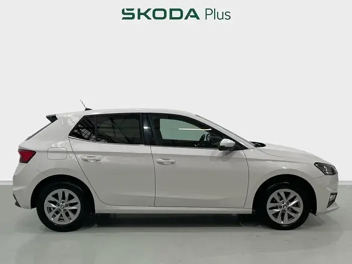 Usado Skoda Fabia Selection 95 CV (69 kW) 2024 Blanco Utilitario