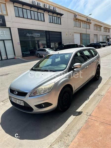 Usado Ford Focus Trend 90 CV (66 kW) 2010 Gris / plata Familiar