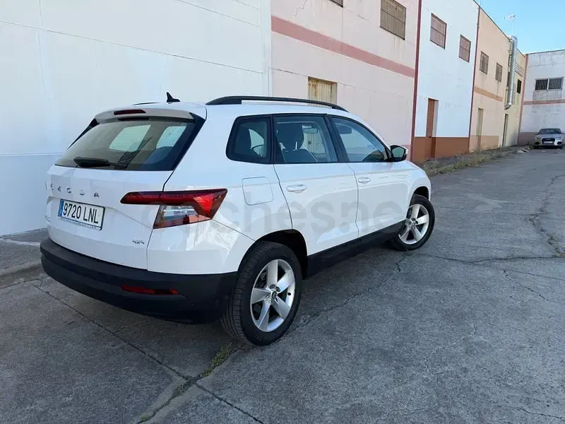 Usado Skoda Karoq Ambition 150 CV (110 kW) 2021 Blanco SUV