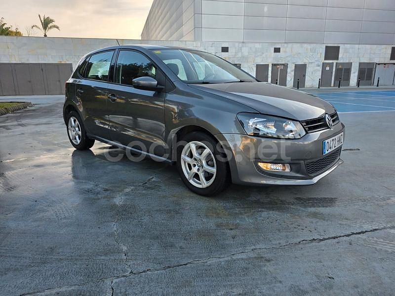 Usado VW Polo Advance 90 CV (66 kW) 2013 Gris / plata Berlina
