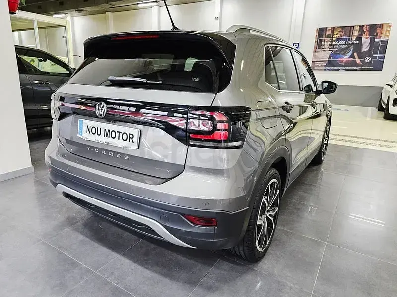 Usado VW T-Cross Sportline 110 CV (80 kW) 2022 Gris / plata SUV