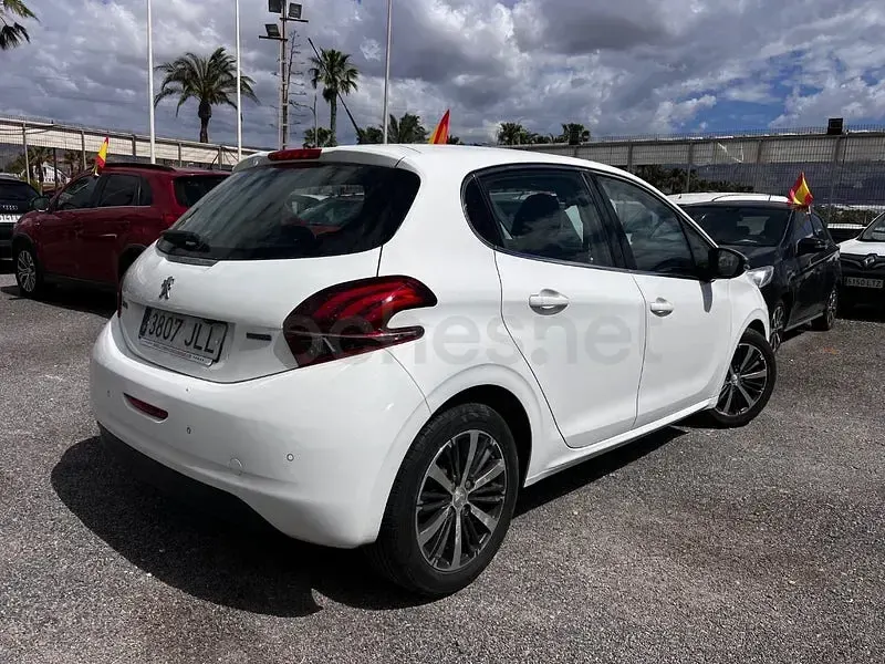 Usado Peugeot 208 Active 100 CV (73 kW) 2016 Blanco Utilitario