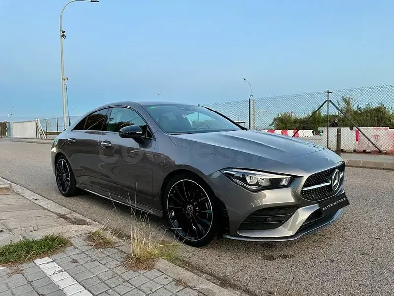 Usado Mercedes CLA200 163 CV (119 kW) 2019 Gris / plata Coupe