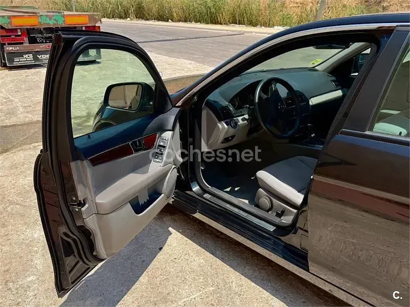 Usado Mercedes C200 Elegance 136 CV (100 kW) 2008 Negro Berlina