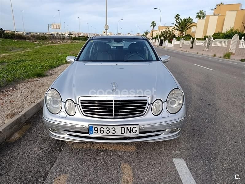 Usado Mercedes E320 Avantgarde 204 CV (150 kW) 2005 Gris / plata Berlina