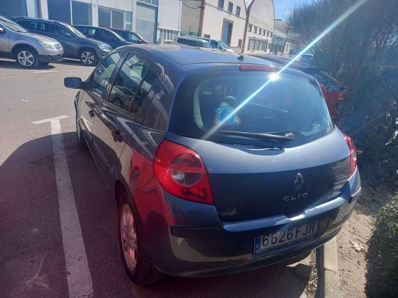 Usado Renault Clio II Expression 86 CV (63 kW) 2006 Gris Utilitario