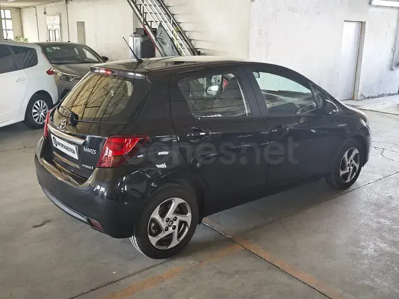 Usado Toyota Yaris Hybrid Active 100 CV (73 kW) 2015 Negro Berlina