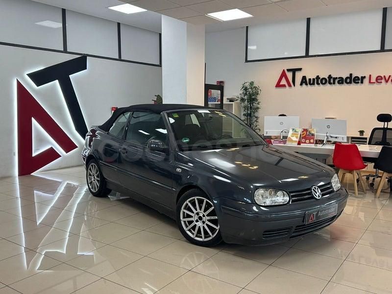 Usado VW Golf Cabriolet Highline 90 CV (66 kW) 2001 Gris / plata Descapotable