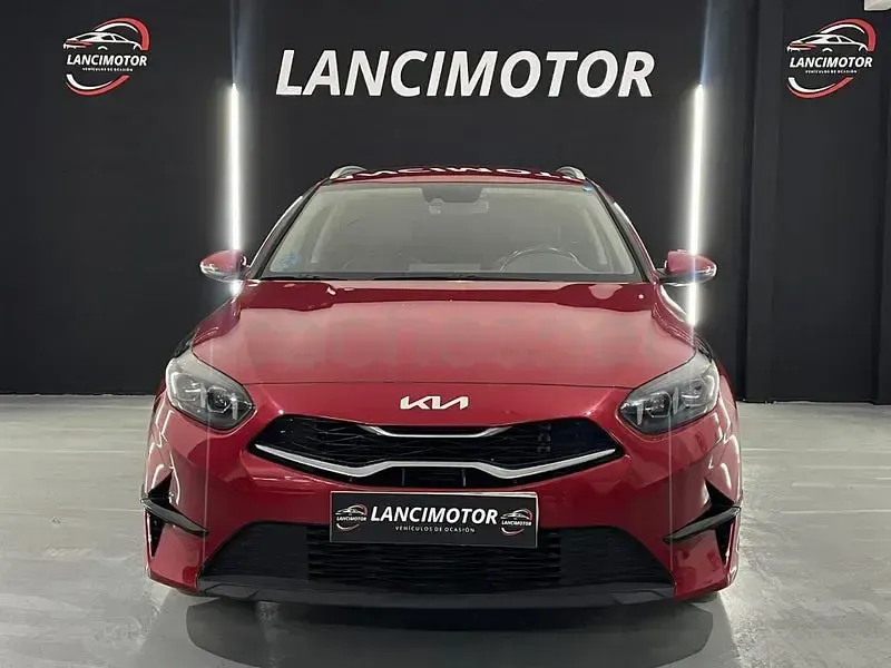 Usado Kia Ceed 120 CV (88 kW) 2023 Rojo Utilitario