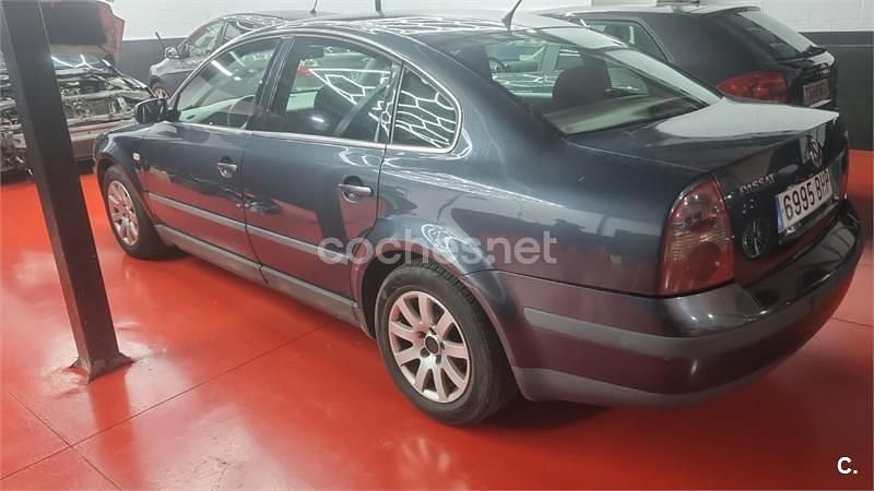 Usado VW Passat Trendline 130 CV (95 kW) 2001 Gris / plata Berlina