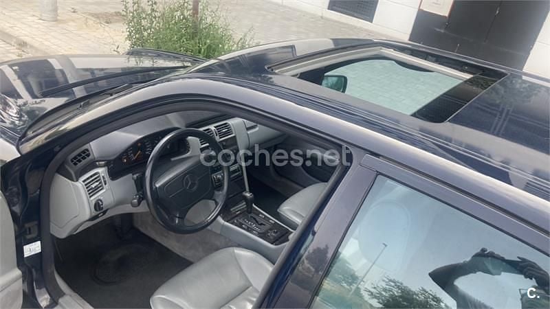Usado Mercedes E300 Avantgarde 177 CV (130 kW) 1998 Azul Berlina