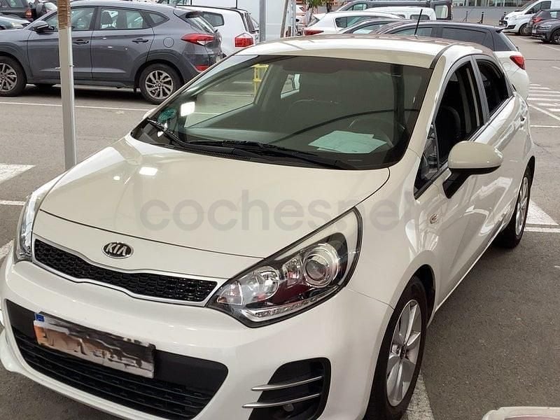 Usado Kia Rio 84 CV (61 kW) 2015 Blanco Berlina