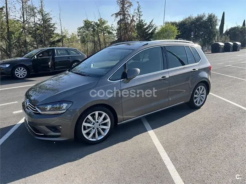 Usado VW Golf Sportsvan Sportline 150 CV (110 kW) 2017 Gris / plata Monovolumen