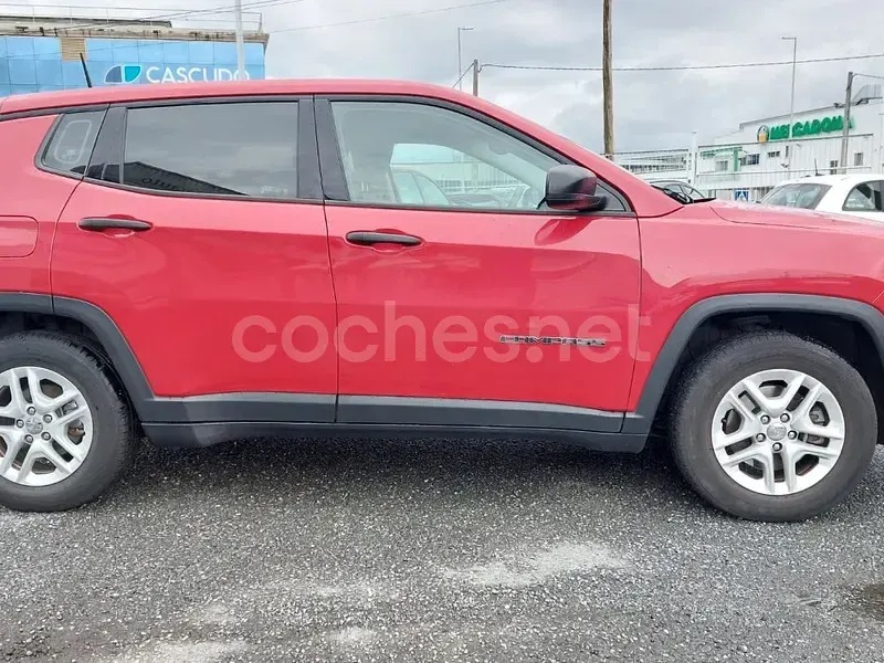 Usado Jeep Compass Sport 120 CV (88 kW) 2020 Granate SUV