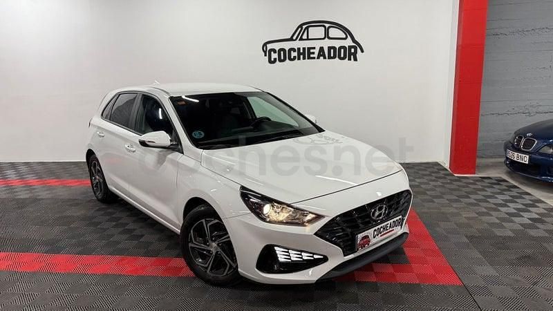 Usado Hyundai i30 120 CV (88 kW) 2021 Blanco Berlina