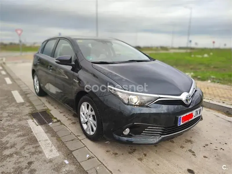 Usado Toyota Auris Hybrid Active 136 CV (100 kW) 2015 Negro Berlina