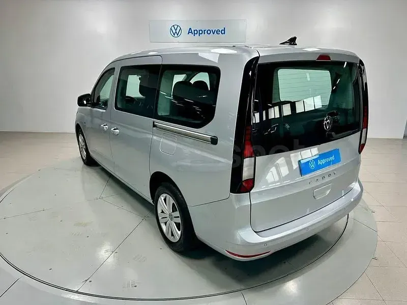 Usado VW Caddy Maxi 116 CV (85 kW) 2025 Gris / plata Monovolumen