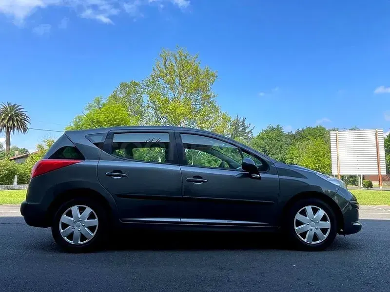 Usado Peugeot 207 Active 95 CV (69 kW) 2011 Gris / plata Familiar
