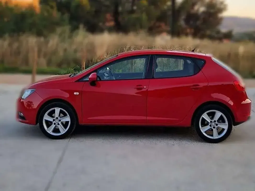 Usado Seat Ibiza Style 105 CV (77 kW) 2012 Rojo Utilitario