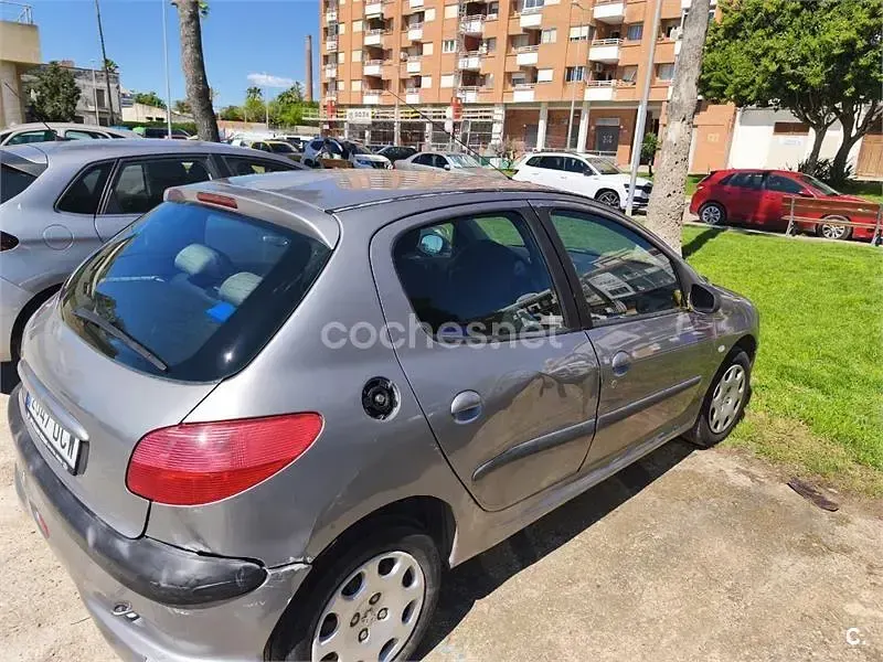 Usado Peugeot 206 75 CV (55 kW) 2004 Gris / plata Berlina